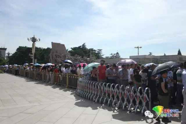 各地人民自发纪念毛主席逝世40周年