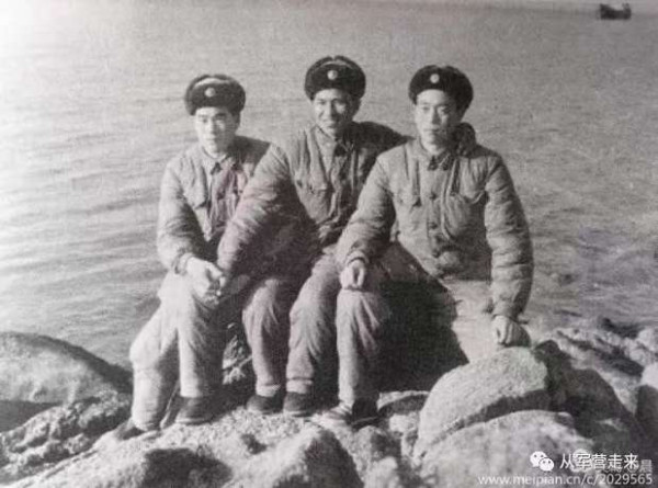 毛主席一声号令，将军们踊跃下连队当兵