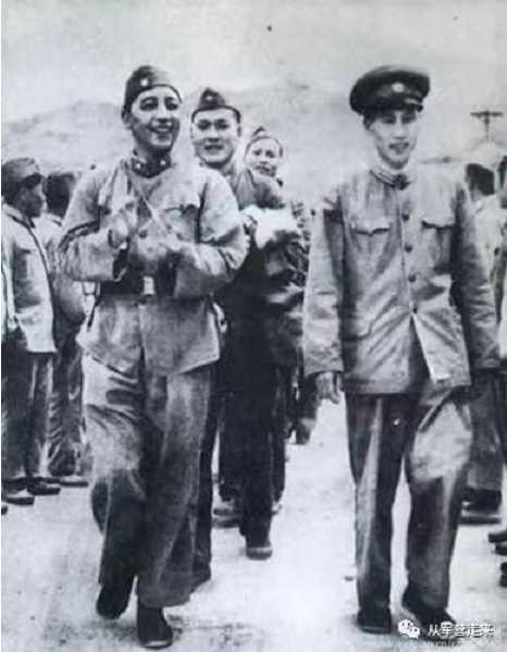 毛主席一声号令，将军们踊跃下连队当兵