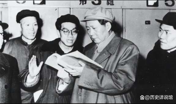 2000年记者采访一老人，看到其家人与毛主席合照，老人：不要宣扬