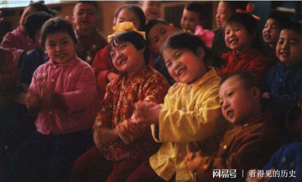 老照片: 70年代的厂办托儿所幼儿园 办得还真不错