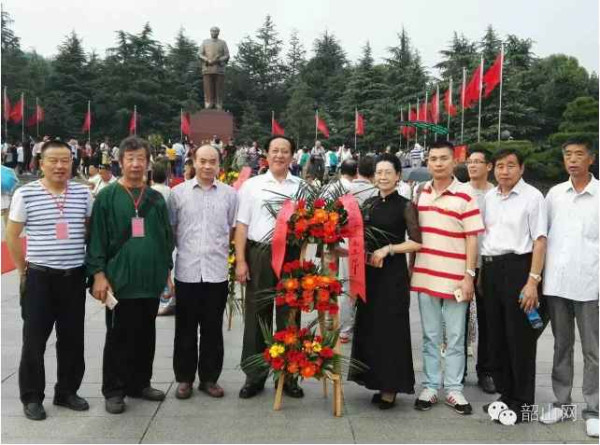 各地人民自发纪念毛主席逝世40周年