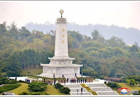 金正恩同志分别向辽宁省沈阳市抗美援朝烈士陵园和丹东市抗美援朝纪念塔送花篮，以纪念中国人民志愿军赴朝参战７０周年