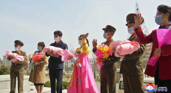 平壤妇产医院第５２２个三胞胎健康出院