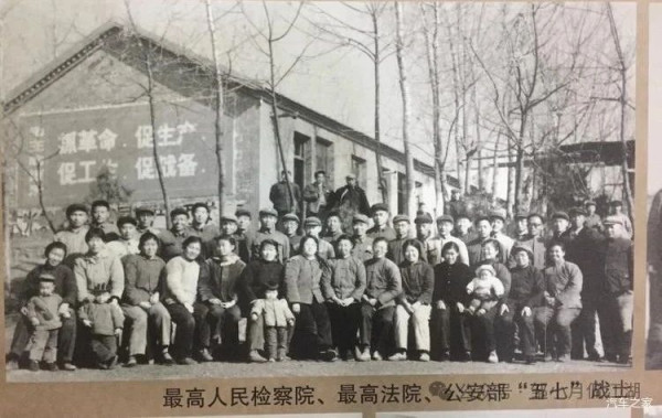 群众眼里的“五七干校”,为什么到公知那里成了“牛棚”?