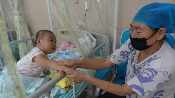 父亲雪天扮太监下跪赚救命钱