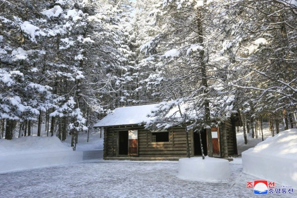 朝鲜人民心中的永远的故乡——白头山密营故居