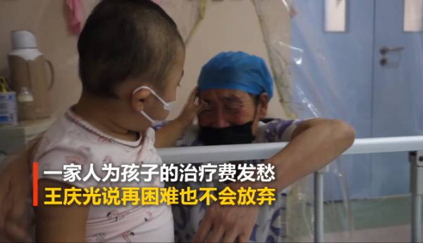 父亲雪天扮太监下跪赚救命钱