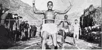 “毛主席万岁！志愿军万岁！”在联合国军战俘奥运会场响起