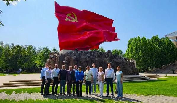 临别北京，结束访问：俄共中央新闻代表团登机前要求拜谒毛主席纪念堂