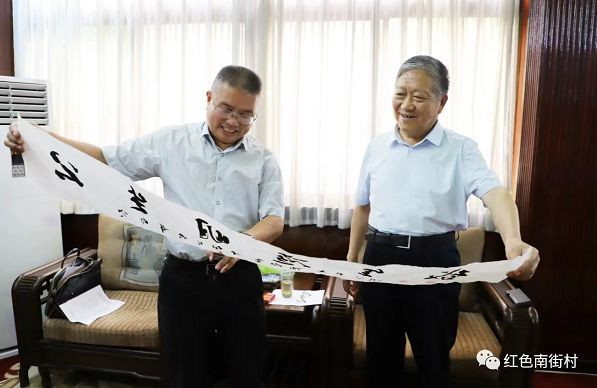 河南省《党的生活》杂志记者到南街村采访