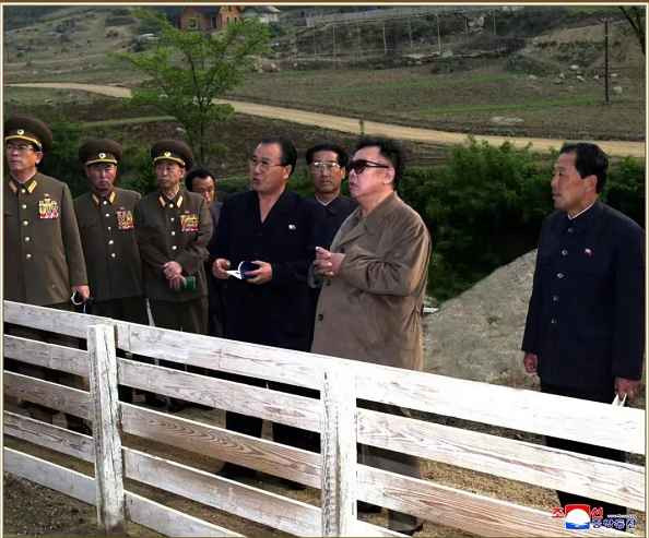 为了人民的幸福——在伟大领导者金正日同志诞辰81周年之际