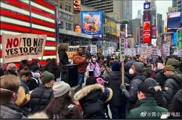 美国群众在时代广场的反战游行