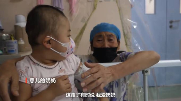 父亲雪天扮太监下跪赚救命钱