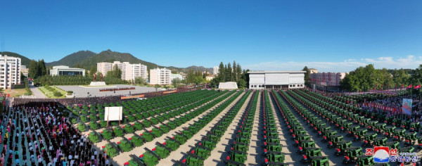 朝中社：敬爱的金正恩同志送给黄海南道的农机转交仪式举行