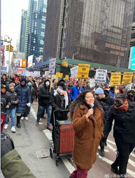 美国群众在时代广场的反战游行