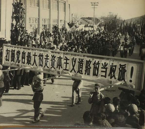 他什么都没有，除了我们