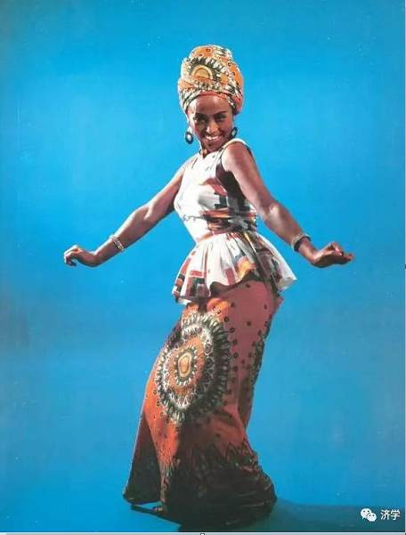 记得朱明瑛演唱《咿呀呀噢雷噢》吗?那个国家的总统刚瞻仰毛主席纪念堂了