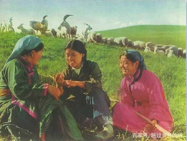 一组知青上山下乡插队的彩色照片