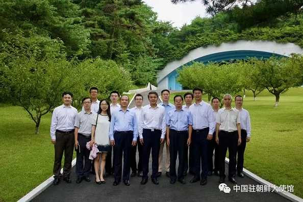 王亚军大使参观朝鲜祖国解放战争史迹地