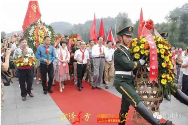 各地人民自发纪念毛主席逝世40周年