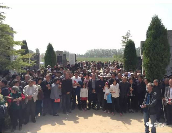 “兰考好县长”13年祭 ，千名百姓坟前含泪树碑