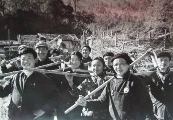 老照片：新中国70年代欣欣向荣的农村人民公社