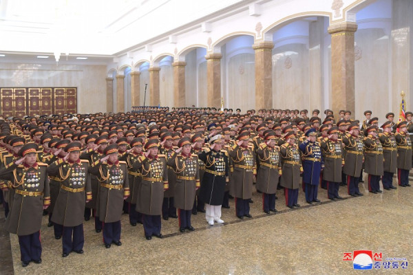 值此朝鲜人民军建军75周年之际人民军指挥成员参谒锦绣山太阳宫