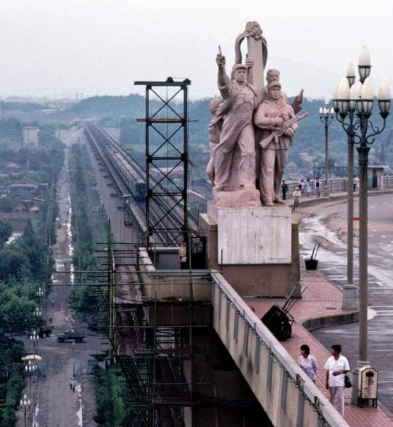 江苏省南京长江大桥上的一个雕塑及基座的变迁