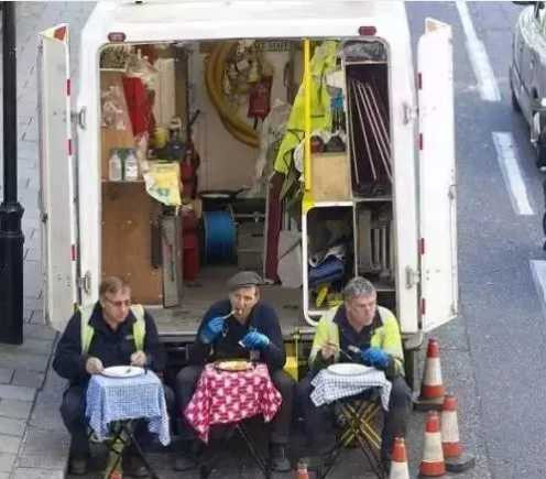 中国人地铁里玩手机，欧洲人看书？背后真相竟是…