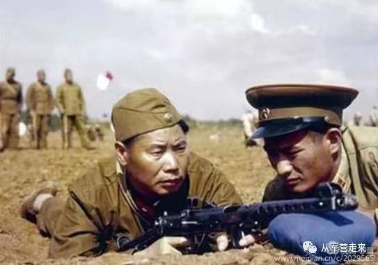 毛主席一声号令，将军们踊跃下连队当兵