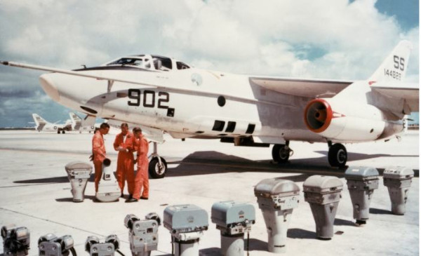 歼六曾是国土防空中流砥柱，4架老六轮爆美军电子侦察机