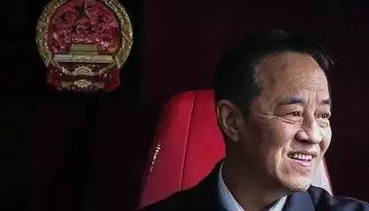 又一只大老虎被抓，儿子家中搜出三亿人民币现金！