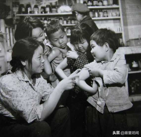 老照片:广阔天地把根扎 1968年到1985年遍布乡村的赤脚医生