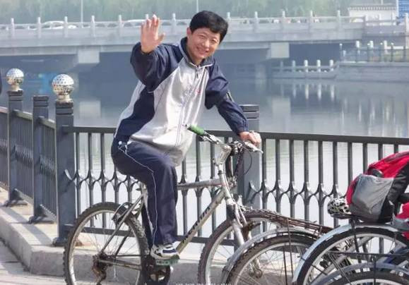 羽龙禁： 纪念人民教师艾跃进教授