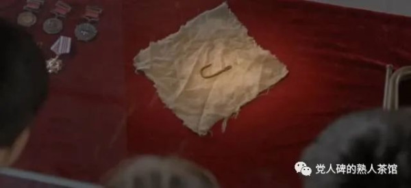 《金色的鱼钩》原型百岁老红军走了，语文课本里这个故事是历史真实吗？
