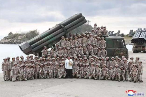 金正恩指导人民军远程炮兵部队和空军飞行队火力打击训练