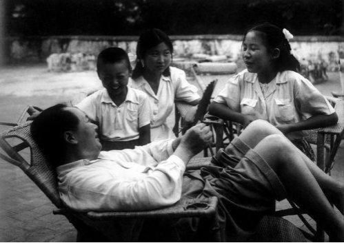 毛泽东最疼爱的侄子毛远新今何在?手拄拐杖,头发花白,令人心酸