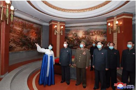 金正恩同志分别向辽宁省沈阳市抗美援朝烈士陵园和丹东市抗美援朝纪念塔送花篮，以纪念中国人民志愿军赴朝参战７０周年