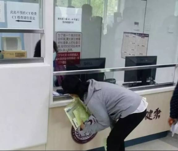 交警大厅冷热两重天、医保窗口老人跪地签字……这些“孙连成”式窗口...
