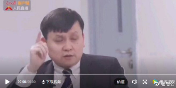 有些人总觉得美国的月亮更圆一点,张文宏就是典型