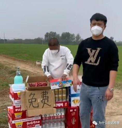 大老板对逃离富士康的员工百般辱骂，而老百姓却对他们提供饮食，你还不懂亲不亲阶级分吗？！