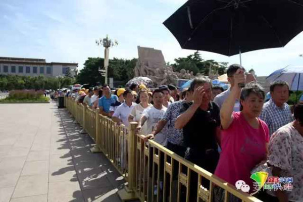 各地人民自发纪念毛主席逝世40周年