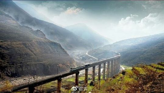 当外国人得知中国要修建这条铁路时，嘲笑中国人是疯了