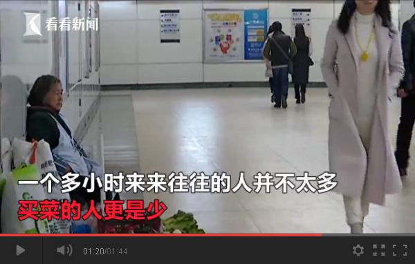 视频｜可怜天下父母心！老太寒夜摆摊卖菜只为替儿还债