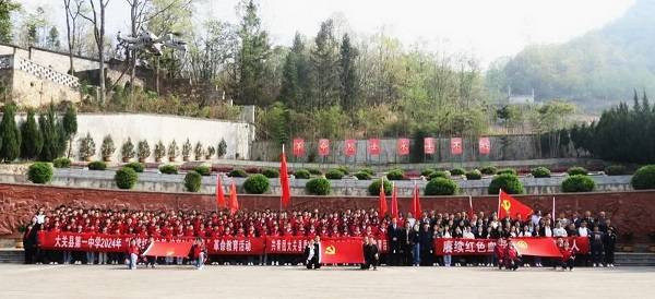 云南昭通师生：清明浓情祭英烈 红色基因永传承