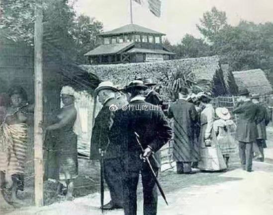 在欧美各国都流行举办和参观“人类动物园”，异常火爆