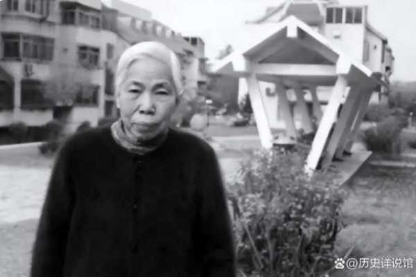 2000年记者采访一老人，看到其家人与毛主席合照，老人：不要宣扬