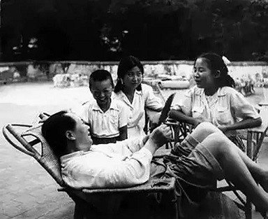 毛主席逝世44周年丨不忘初心，人民永远怀念您！