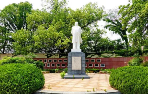 李克勤|伟人14次从这里下岸畅游长江：这个厂毛主席去的次数破记录的多，该厂职工塑造的毛主席像当然也多